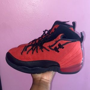 JORDAN 12 BLACK AND RED ( BOYS SIZE )